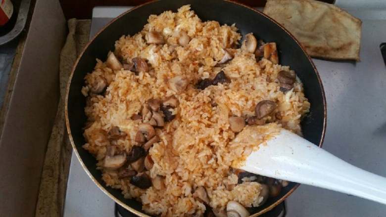 番茄芝士焗饭,下入米饭，蘑菇炒匀。