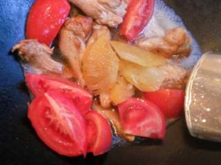 红烧鸡翅《酸甜味》,把西红柿菠萝醋倒入锅里加水