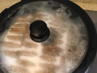 盐焗蛏子，鲜,盖上锅盖，小火烧5-7分钟，味道出来后可以停火