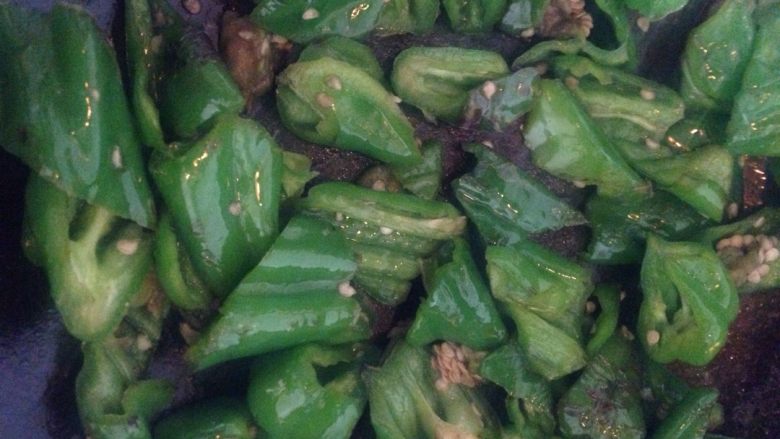 虎皮青椒新做,加入很少量盐几滴油这样保护颜色 可以缓解青椒的一部分超清味道 一起煸炒 可以加速水分蒸发