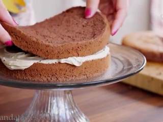 摩卡戚风蛋糕,打好的奶油放在一层蛋糕上，抹平，放上下一层继续抹上奶油