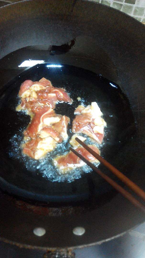 萝卜炒肉,起锅炒肉