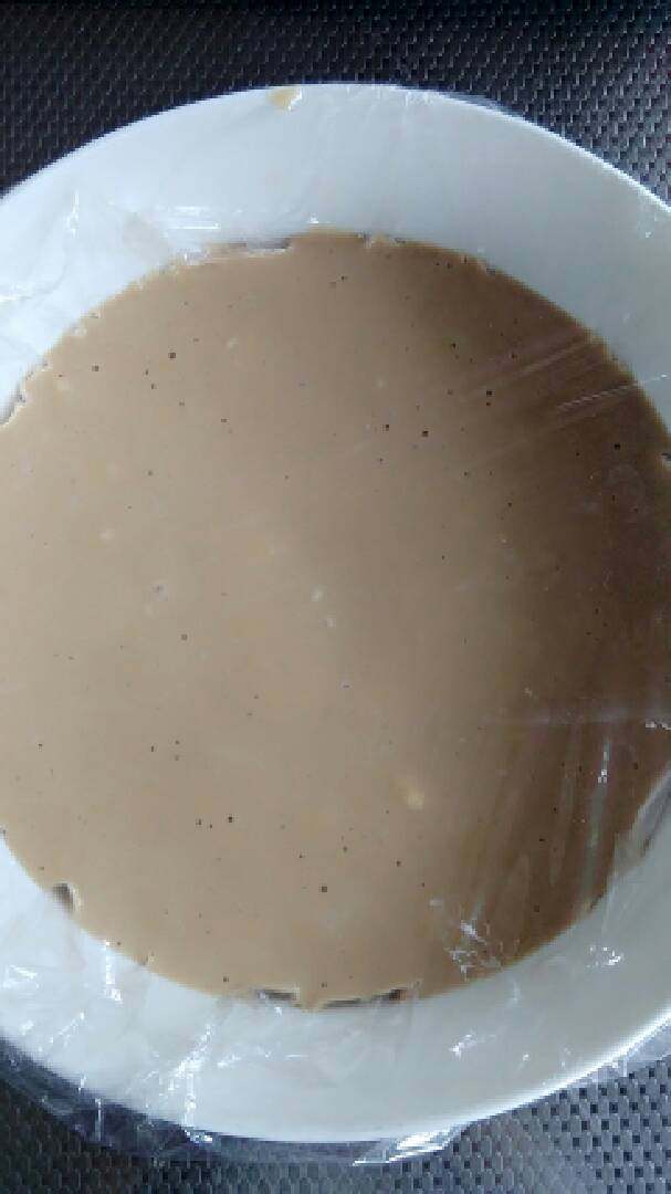 古法红糖发糕,碗里部刷油铺上保鲜膜，把面糊倒在辅了保鲜膜的碗里，只倒1/3高，再把面糊在空中饧二十分钟，上锅蒸30分钟就好了