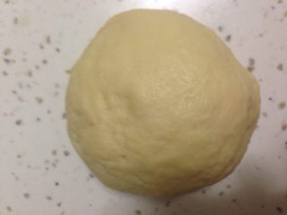 酥皮豆沙包,先做水油皮，将水油皮材料全部混合，揉成光滑面团，用保鲜膜包裹醒半小时。