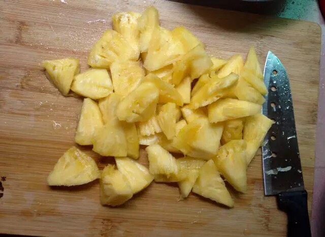 菠萝银耳羹,在煮银耳的时候，把菠萝切小块（菠萝买的时候就去皮了）