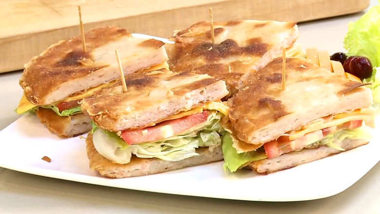 虾饼＆虾饼三明治,烤好的蝦餅可以包上蔬菜與起司片，就是好吃的三明治了