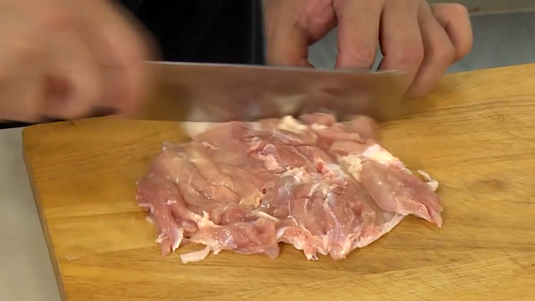 泰式椒麻雞拌麵 ,雞腿排用刀在雞腿肉內側交叉切刀，將筋切斷