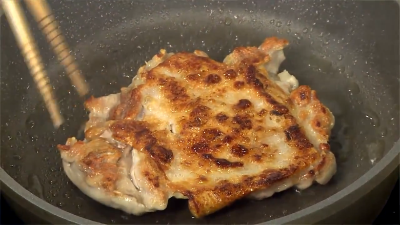 泰式椒麻雞拌麵 ,熱鍋，倒入適量的沙拉油，放入雞腿排以中火煎至兩面焦脆