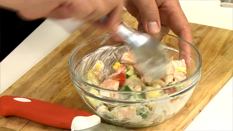 綠芥末蝦沙拉,加入芥末沙拉醬拌勻後裝盤