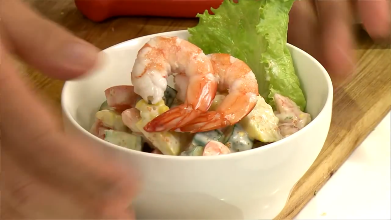 綠芥末蝦沙拉,另取兩尾完整的蝦與生菜葉裝飾即可
