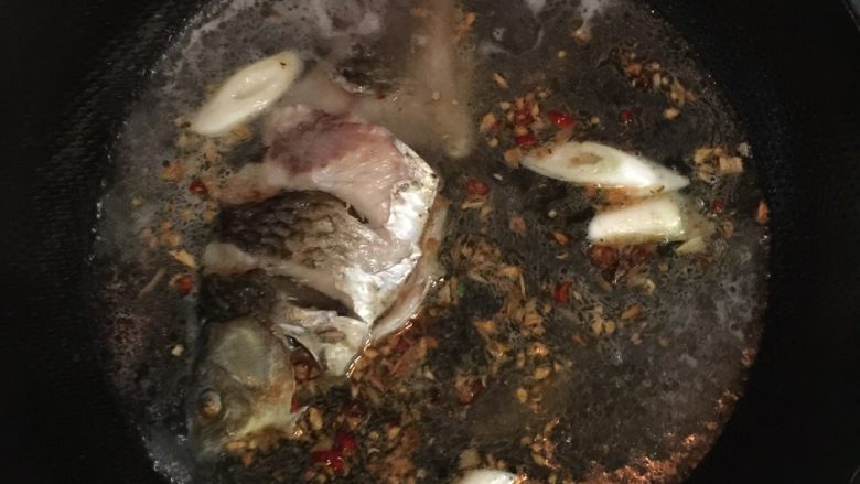 鲫鱼豆腐白汤,放入鱼和 开水