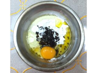 黑糖燕麦爱心💗饼干,加入一个去壳的鸡蛋