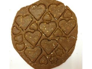 黑糖燕麦爱心💗饼干,用擀面杖擀成厚约3cm均匀的面皮，用饼干模具压花成型。