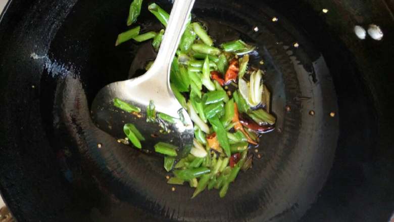 清炒菜花,油热后葱，干辣椒下锅爆香