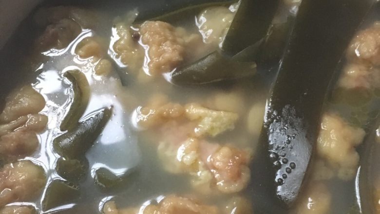 酥肉海带汤,炖好了就调味，盐。味精，鸡精，还可以加点葱，就起锅了，老人小孩都适应，