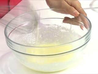杏仁瓦片,碗里倒入蛋白、细砂糖，搅拌均匀，加入过筛的低筋面粉、奶油