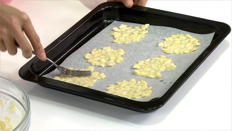 杏仁瓦片,烤盘上铺上烘焙纸，用勺子取面糊放入烤盘中，压平，放入190度的烤箱烤10分钟
