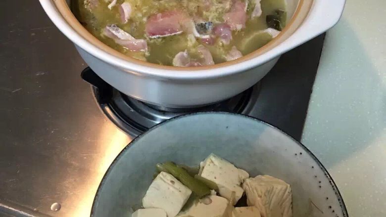 酸菜魚,把豆腐及豆牙上盤備用，以後放入魚片煮開