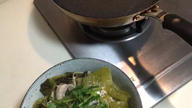 酸菜魚,煮開後把上盤加上熟油倒在表面
