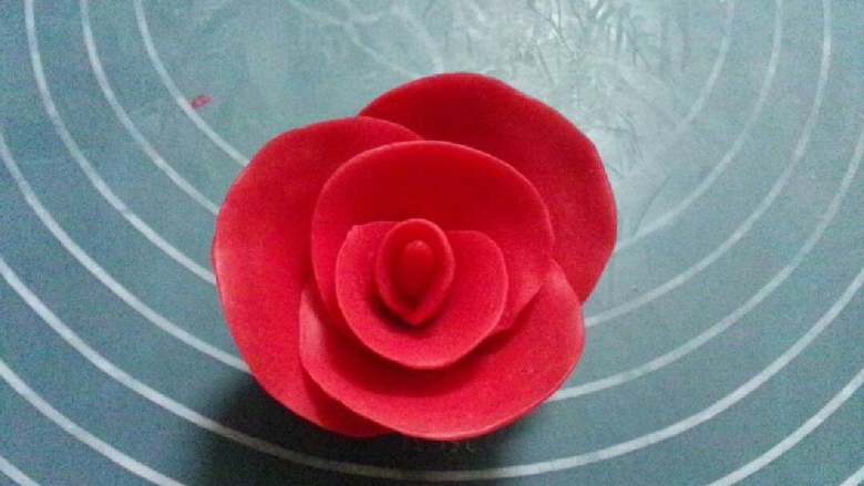 玫瑰巧克力#甜蜜美味#,最后就完成了一朵玫瑰花。