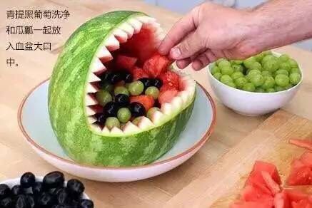 鲨鱼瓜雕的做法，快来一起get新技能,西瓜切块和其它任意你喜欢的水果放进血盆大口中