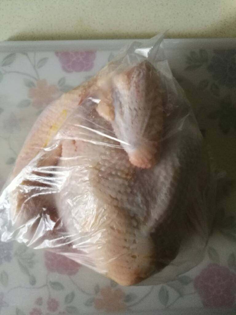盐蒸鸡,将摸均匀盐的鸡用一个保鲜袋装起来放冰箱里，不是放急冻那个格，保鲜就好了，腌两三个小时左右。