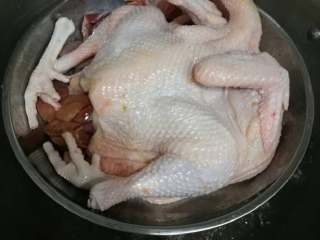 盐蒸鸡,两三个小时后将鸡拿出来找适合的碟子摆放好，待五六分钟左右开水下锅蒸