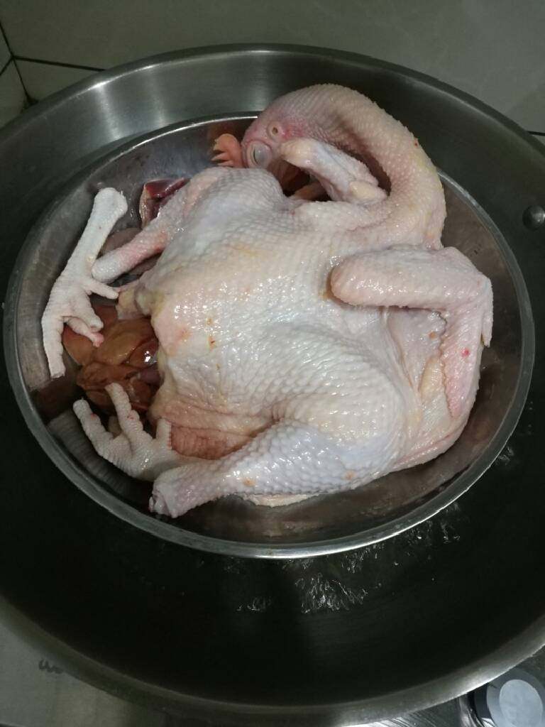 盐蒸鸡,两三个小时后将鸡拿出来找适合的碟子摆放好，待五六分钟左右开水下锅蒸