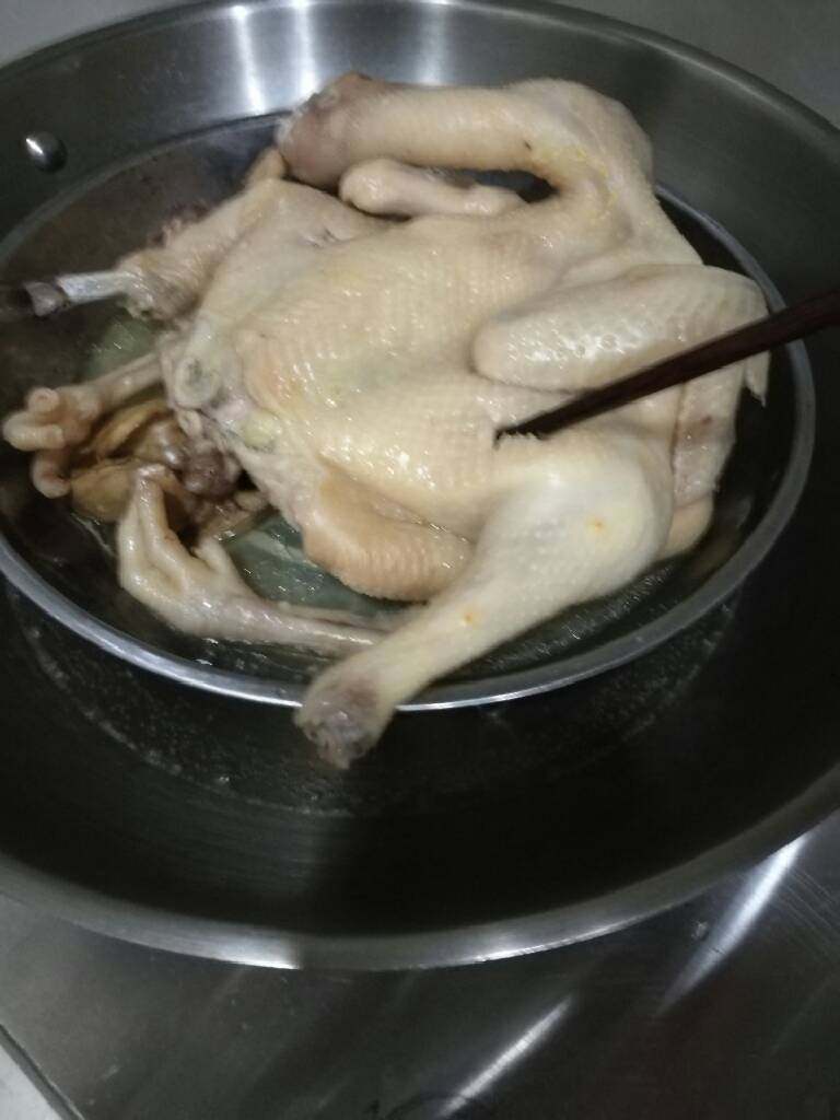 盐蒸鸡,大概蒸上差不多二十分钟左右用筷子插一下鸡腿看还有没有血水，有的话就再蒸多几分钟，没有就可以关火了。