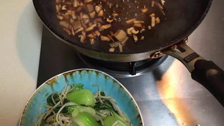 干貝蠔汁燴清菜,蠔汁煮開倒入面上