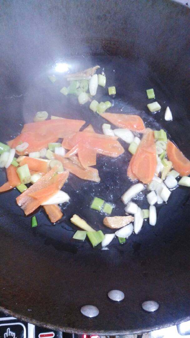 耗油花菜,热锅冷油依次放入，姜，蒜，葱，胡萝卜，吵香放入花菜
