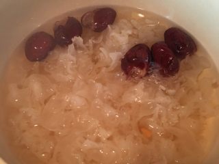 银耳红枣汤,水三碗