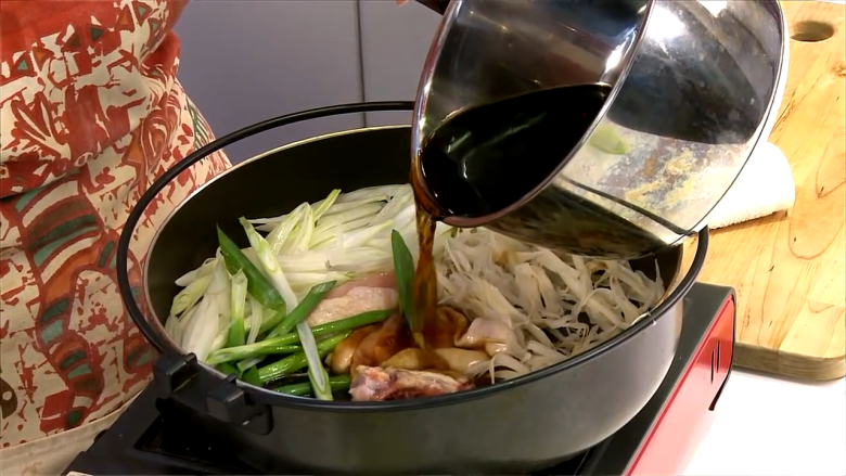 壽喜鍋燒烏龍麵,再加入作法1的醬汁煮滾