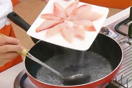 泰式酸辣鱼片,切好的鱼片摆盘，用热水淋到熟
