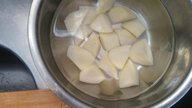 浓香芝士盖饭,土豆切块，放入水中去除淀粉。