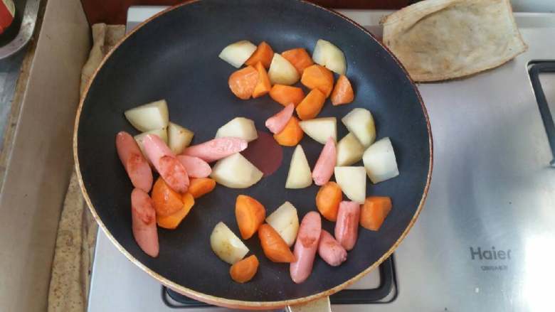 浓香芝士盖饭,下入土豆，胡萝卜一同煸炒，炒至土豆表面金黄色即可。