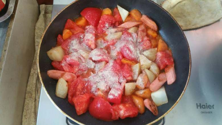 浓香芝士盖饭,放入切好的番茄，放入适量<a style='color:red;display:inline-block;' href='/shicai/ 720'>胡椒粉</a>（视个人口味）煮制。