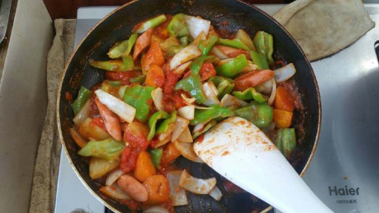 浓香芝士盖饭,汤汁收浓，下入其他集中煸炒好的蔬菜。