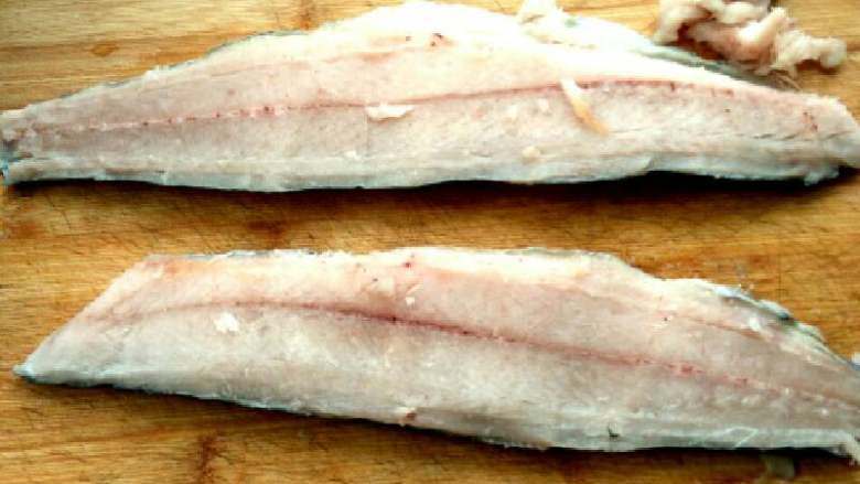 #白白胖胖的鲅鱼🐠水饺#,鲅鱼用刀片出鱼肉，切记一定要从鱼头的位置，按主鱼的身长，轻轻的用刀往小片