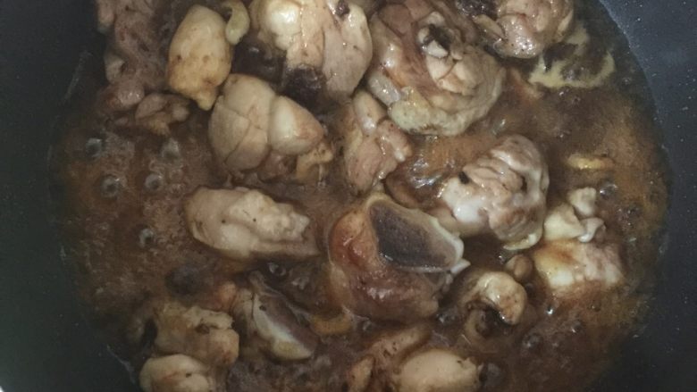 土豆炖鸡腿,热锅下油，放入大蒜子，姜，八角等煸出香味下鸡腿爆炒，加各种调料