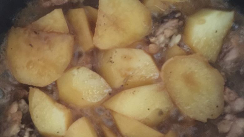 土豆炖鸡腿,小火收汁就可以出锅了
