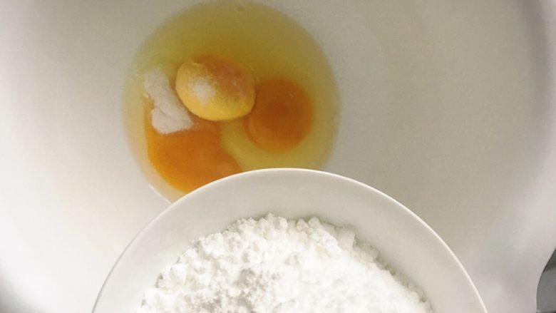 红茶杏仁蛋糕（无泡打粉的做法）,在搅拌盆中加入鸡蛋、鸭蛋黄、盐还有糖粉，用打蛋器打至整体泛白！