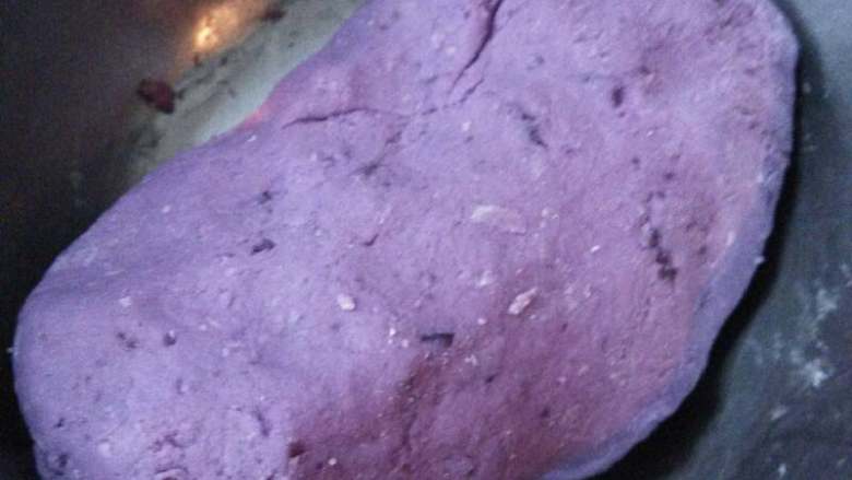 紫薯蜂蜜丸子#甜蜜美味#,把紫薯团揪出小剂子，搓成圆