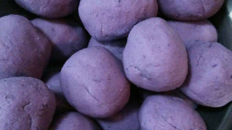 紫薯蜂蜜丸子#甜蜜美味#,把紫薯团全部弄成小丸子