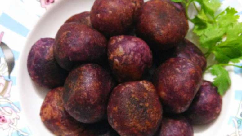 紫薯蜂蜜丸子#甜蜜美味#,沥干油，盛到盘子，晾凉
