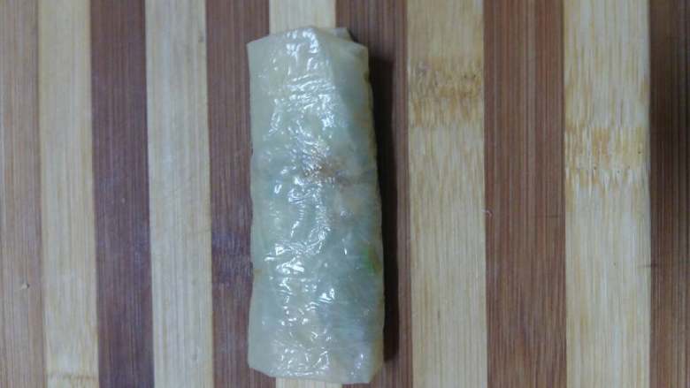 豆腐皮菜卷,再卷一下，豆腐皮包卷好了。以此类推全部包完。