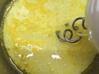 原味戚风蛋糕,把120克的牛奶和色拉油放入刚刚的蛋黄中，搅拌至完全融合，这个过程叫乳化