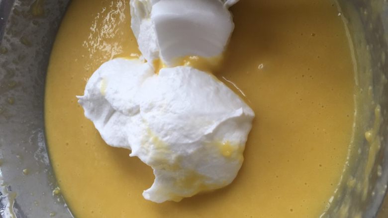 原味戚风蛋糕,把打好的蛋白分三次倒入蛋黄浆中，搅拌均匀
