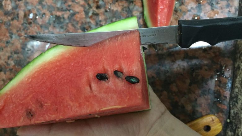 吃西瓜 又快又吃的干净的方式,首先用小刀从侧边开始下刀