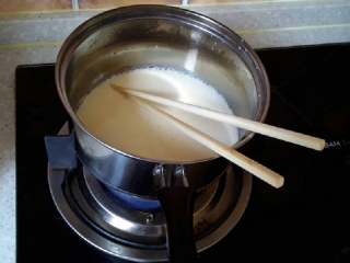 简单布丁,蛋黄放入牛奶搅拌，煮至微微沸腾后，等常温备用